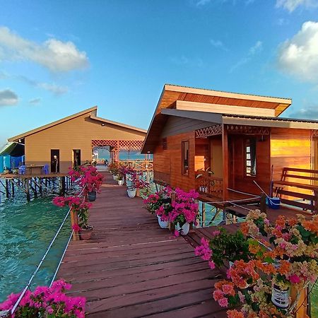 La Water House Semporna Bed and Breakfast Buitenkant foto